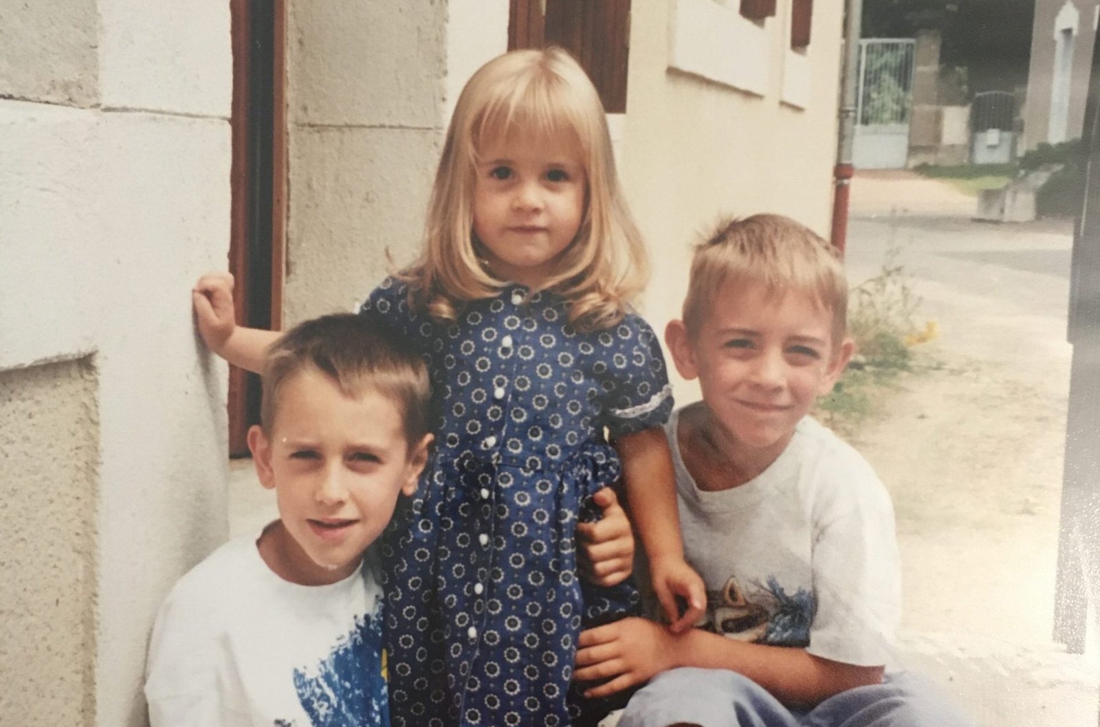 Entourée d'une jolie famille